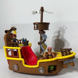 Disney's Jake & the Neverland Pirates Musical 16" Talking Ship & 2 Figures